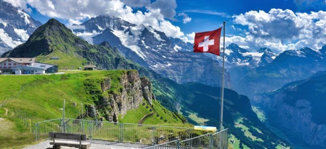 Grindelwald_Swiss_Flag_mountains