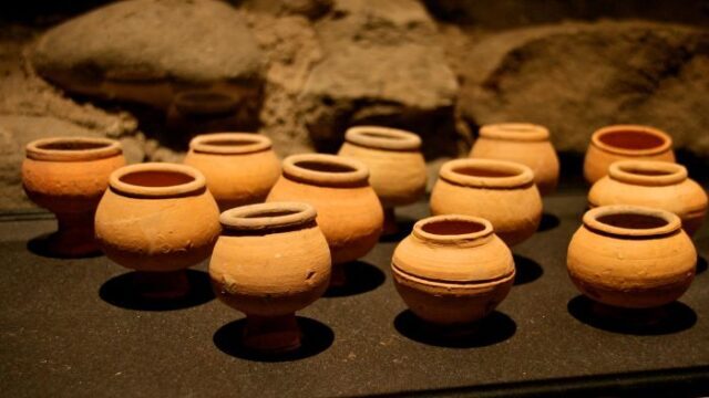 Archeological_site_st_pierres_cathedral_ceramic_waresjpg